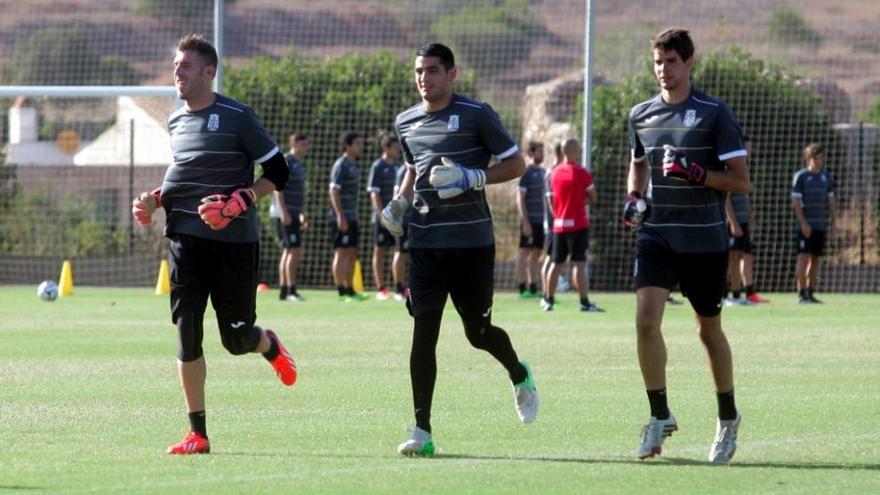 Limones, a la izquierda, portero titular del FC Cartagena, en un entrenamiento de pretemporada en La Manga Club.