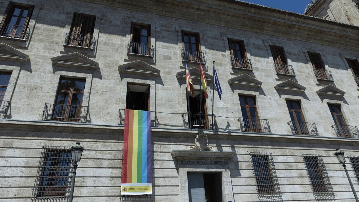 La bandera LGTBI en la Delegación de Gobierno, en 2023