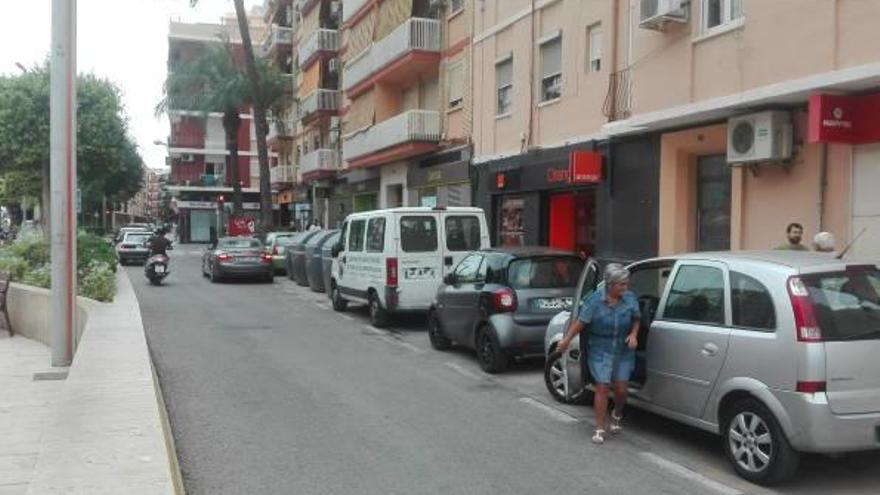 Una vecina aparca su coche, mientras otro permanece parado en doble fila en Gregorio Gea.