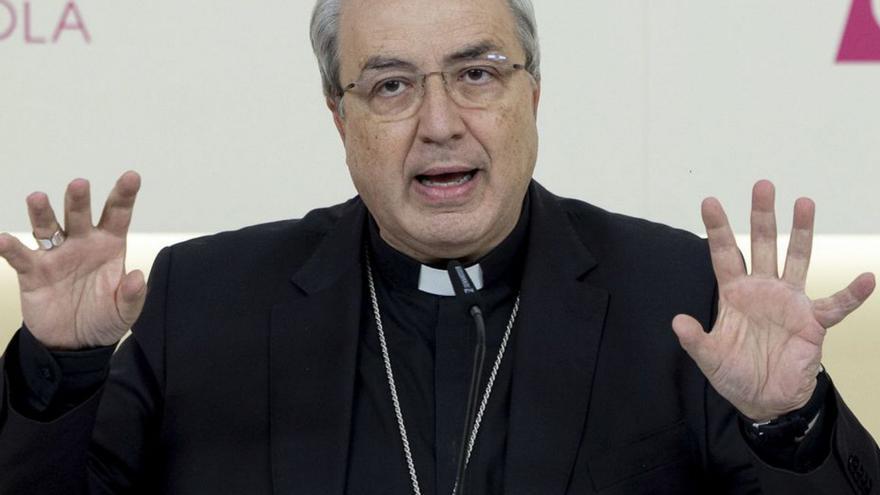 El obispo Francisco César García Magán, ayer.  |  // EFE