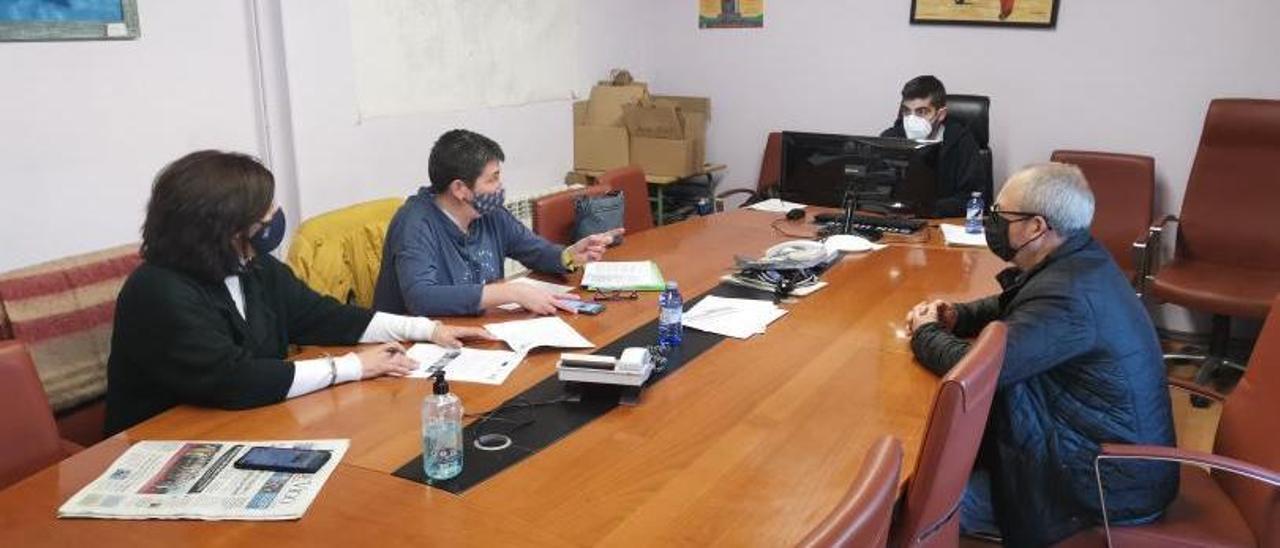 Reunión de la comisión organizadora (arriba). Ruud Kuijer el pasado verano en Bueu. |   // SANTOS ÁLVAREZ/R. VÁZQUEZ