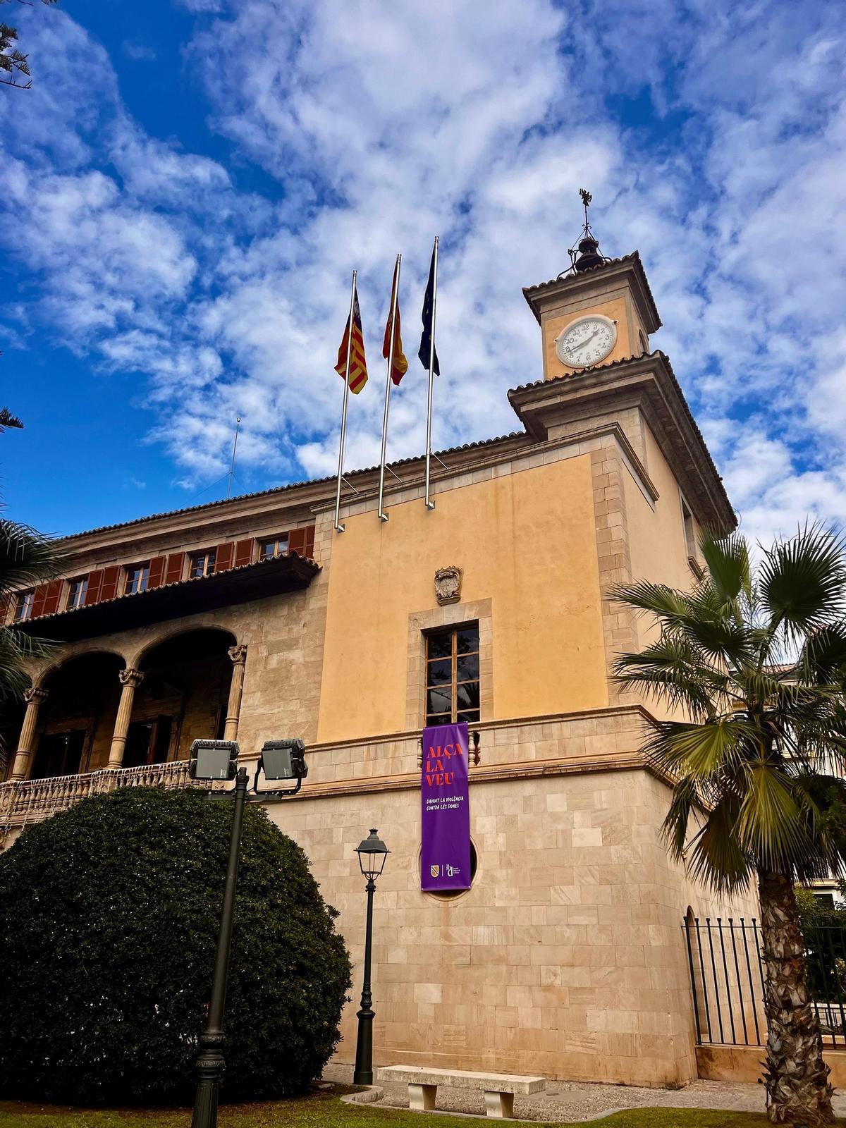 La fachada del Consolat de Mar, esta mañana con la pancarta.