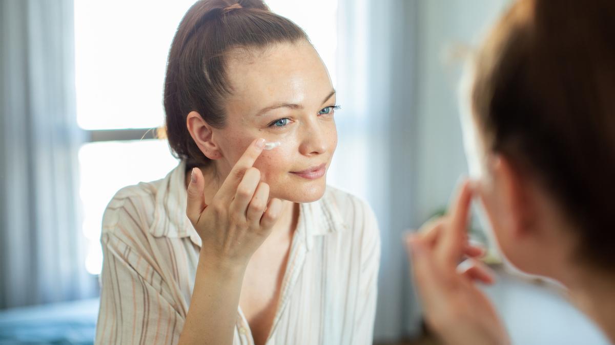 Cómo cuidar el contorno de ojos a partir de los 40: dos expertas te lo explican