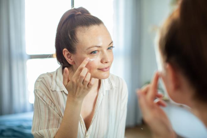 Crema para el contorno de los ojos con retinol, la clave para presumir de mirada joven