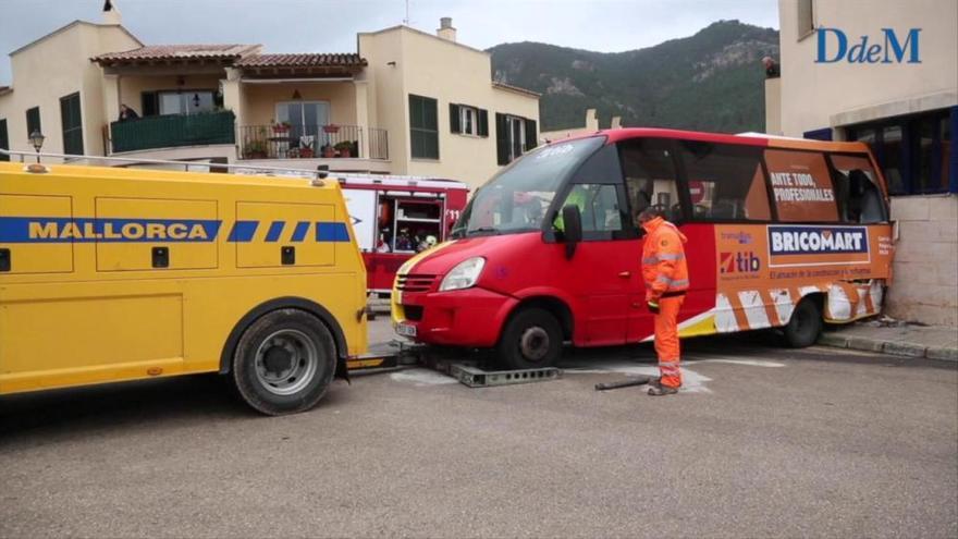 Un autobús se estrella contra una casa en Andratx al fallarle los frenos