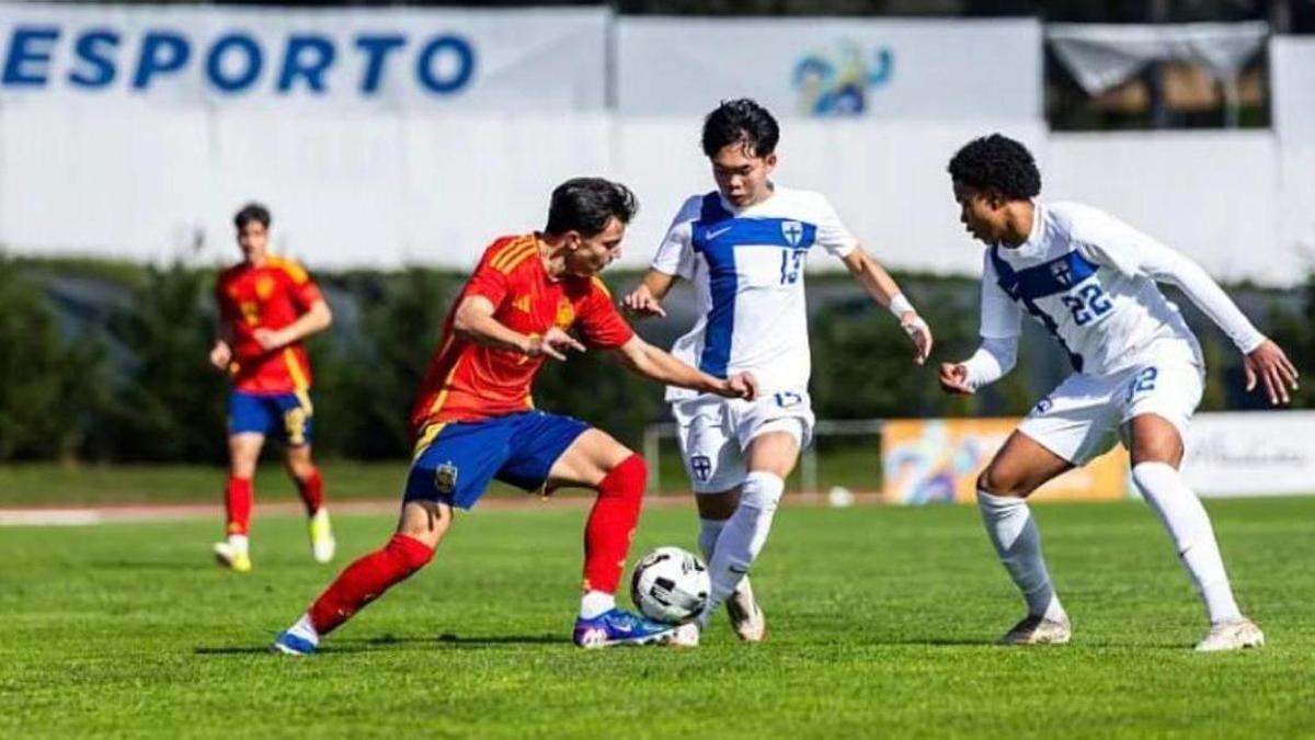 Rubén Gómez, en un partido con la selección española sub 17.