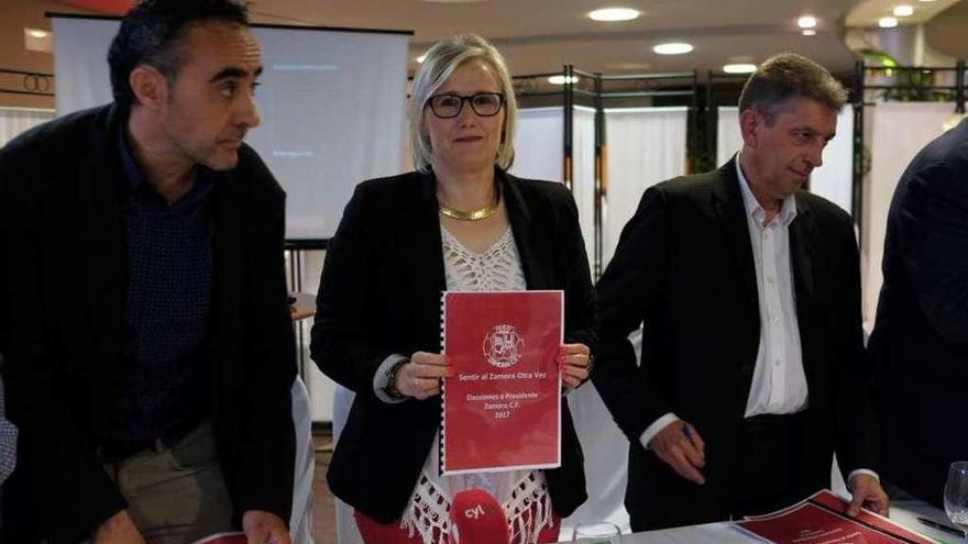 Didia Liedo, presidenta del Zamora CF, con dos de sus directivos.