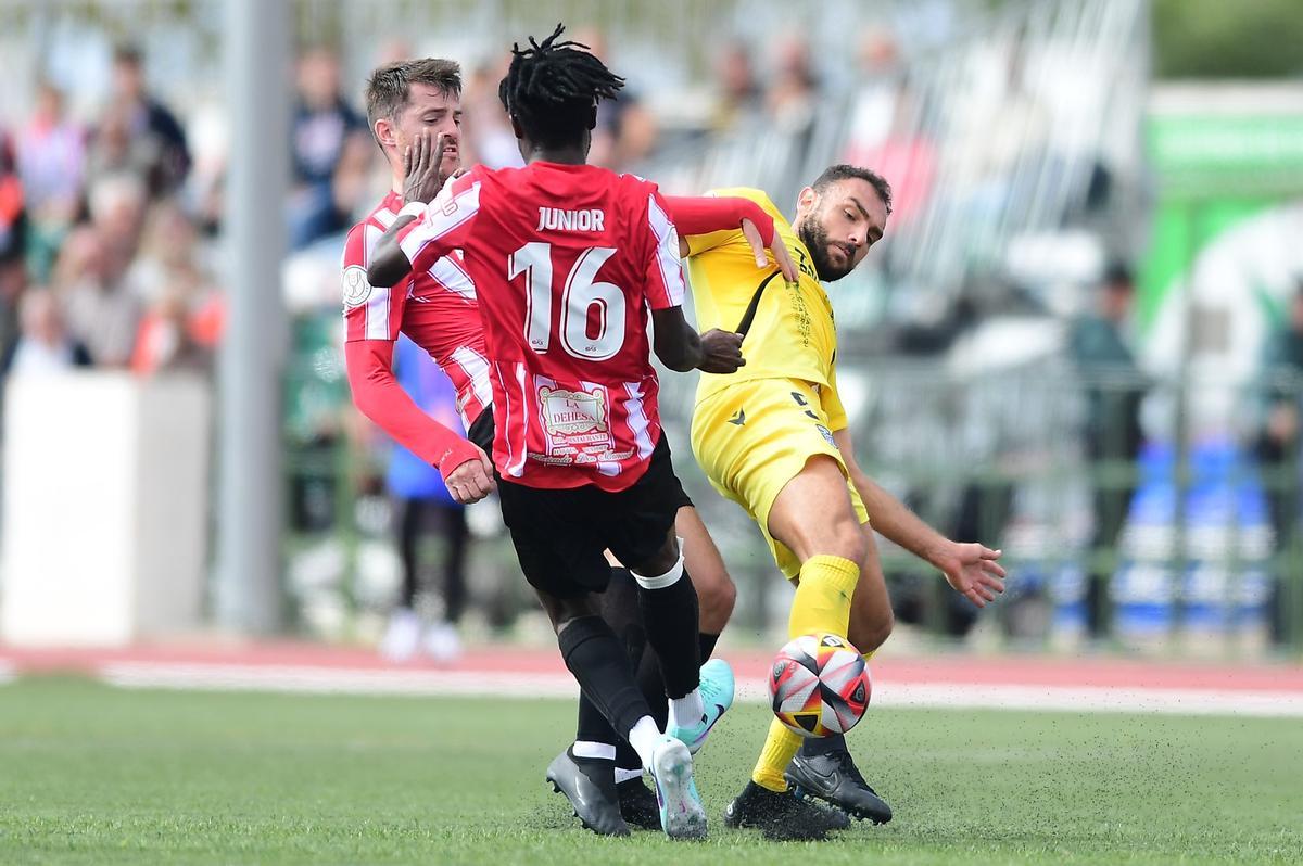 Los jugadores del Azuaga presionan a un futbolista del Cartagena.