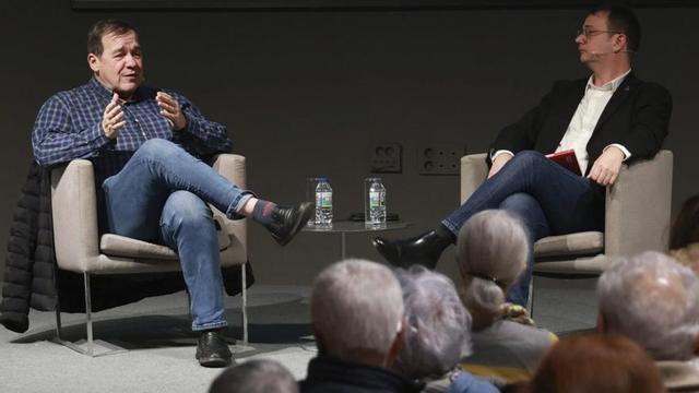 Jorge Carrillo fue presentado por el profesor Luis Velasco (1d).