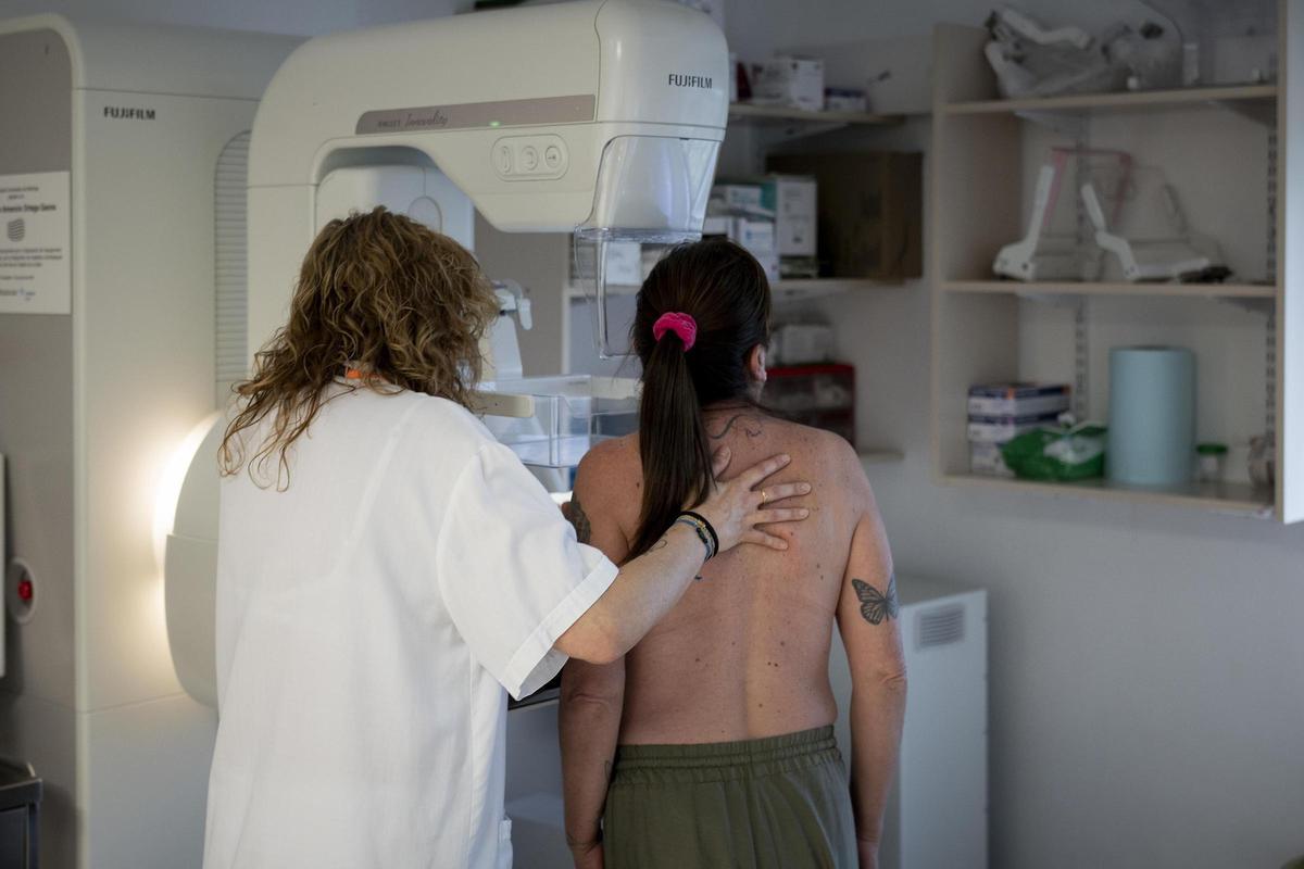 Una mujer se somete a una mamografía en el Institut Català d'Oncologia.