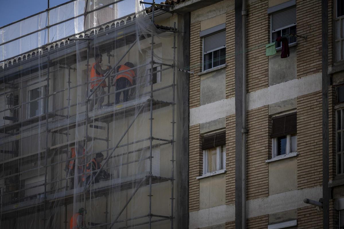 Varios operarios trabajan este sábado en la rehabiltación de un edicificio en El Picarral.