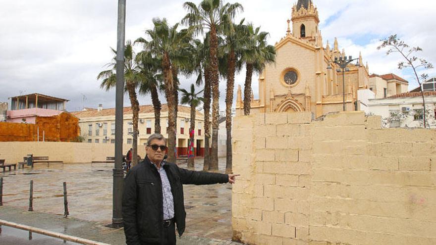 Juan Romero, presidente de la asociación de vecinos, esta semana en la plaza de San Pablo, junto a uno de los tres solares pendientes de construcción de la Junta. Pide con urgencia para la plaza un aparcamiento municipal.