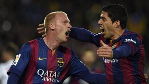 Mathieu s’abraça amb Suárez després d’un dels seus gols en el clàssic.