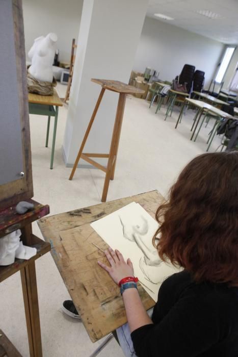 Alumnos del IES de la Laboral haciendo el examen de Dibujo Artístico en le PAU