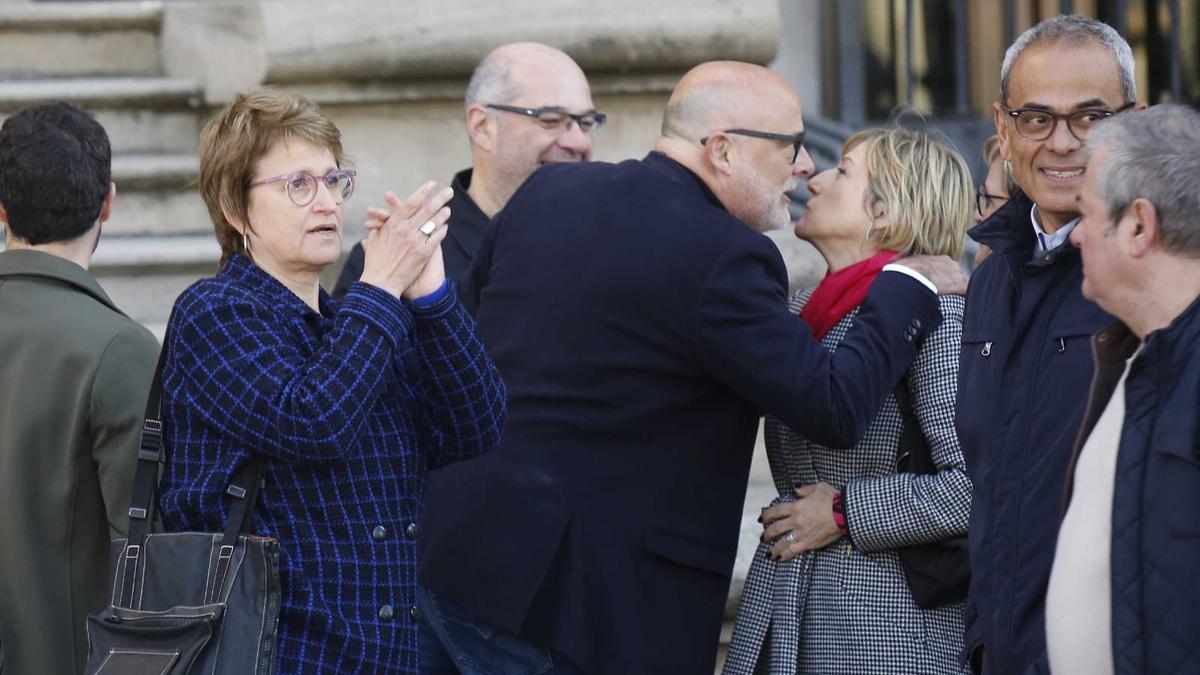 Anna Simó, Lluís Corominas y Lluís Guinó, junto a Carme Forcadell, en la puerta del Tribunal Superior de Justícia de Catalunya.