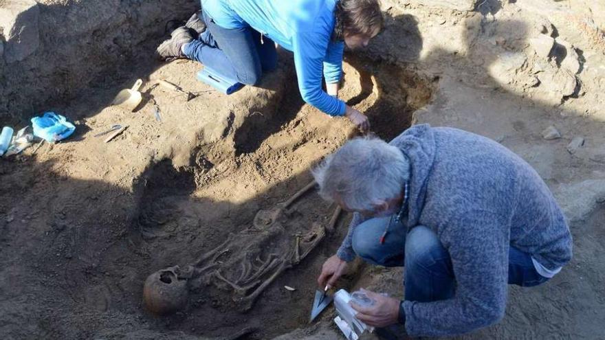 El yacimiento arqueológico de A Lanzada, ayer, con el esquelo ya a la vista. // Gustavo Santos