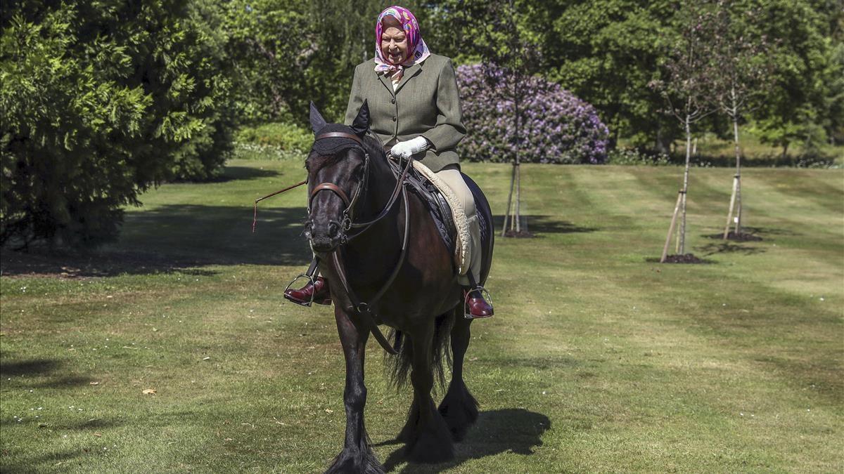 Imagen de la reina Isabel II a lomos de uno de sus caballos, en Balmoral, el pasado mes de mayo.