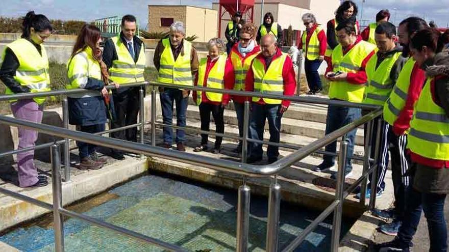 Visita a la EDAR de Cruz Roja y las autoridades municipales.