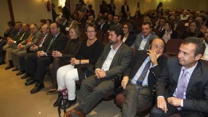 Autoridades y premiados posan al término de la gala de ayer en la Cámara.