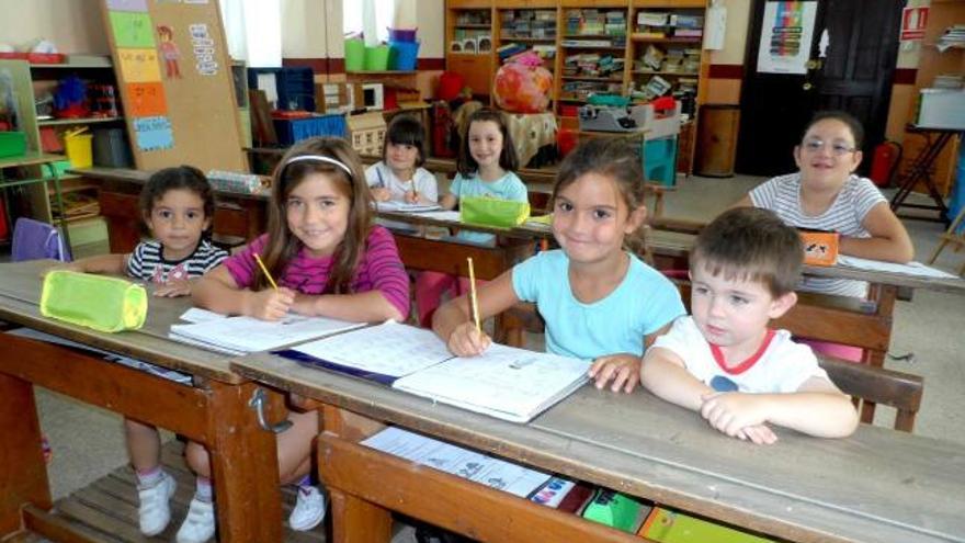 En primera fila, por la izquierda, los alumnos de las escuelas rurales de Logrezana Nora El Hamyani, Nerea Díaz, Celia Pérez y César Valdés. Detrás, Paula Pérez, Vanesa Rodríguez y Rocío Rodríguez.