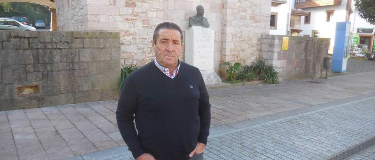 Jose Luis González Tres, delante del busto en memoria de Vázquez de Mella, en Cangas de Onís.