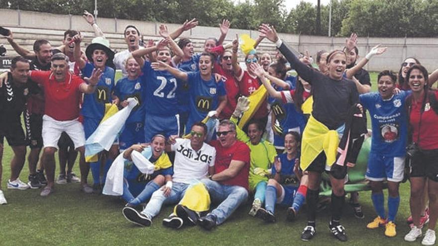 Jugadoras, cuerpo técnico y directiva de la UD Granadilla Tenerife celebran el ascenso logrado en Sevilla hace cinco años.
