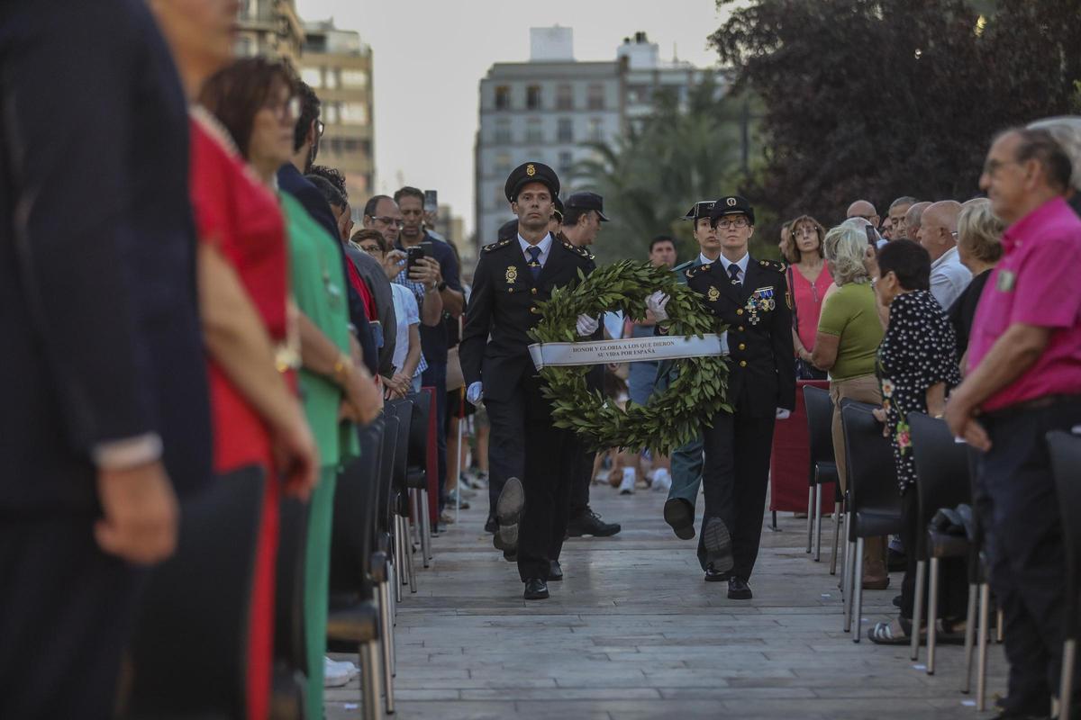 Agentes portan una corona en recuerdo de los fallecidos por España
