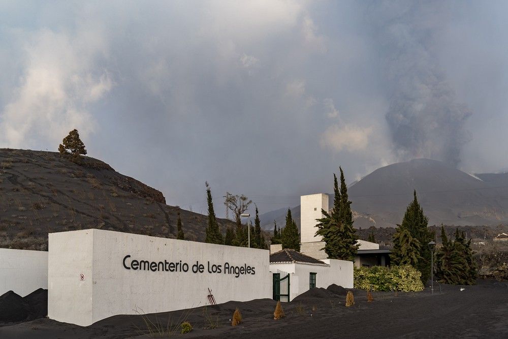 Ofrenda Floral a los Difuntos en el cementerio de Las Manchas en la zona de exclusión del volcán de La Palma