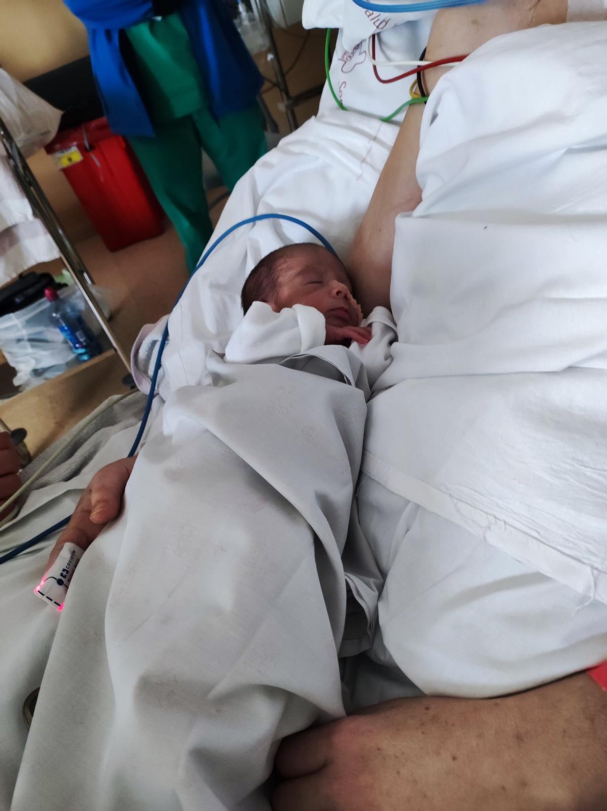 El bebé, junto a su madre.