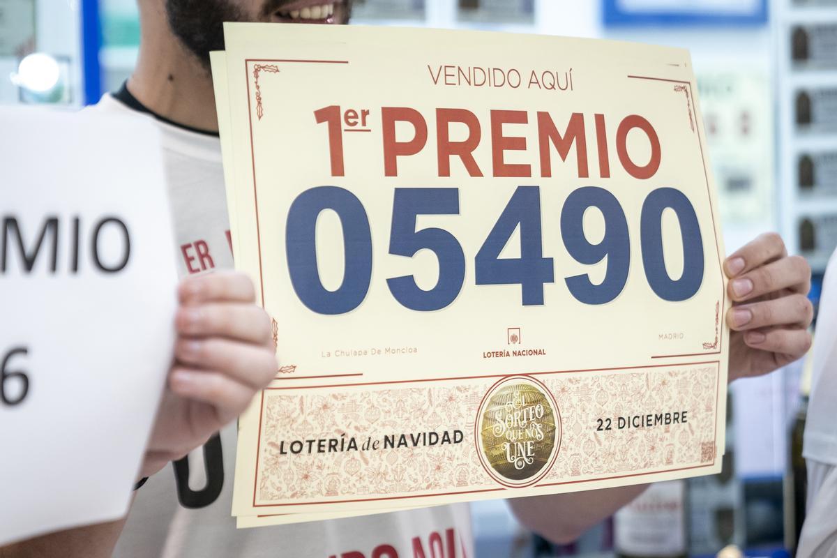 Un empleado de la administración situada en el intercambiador de Moncloa llamada La chulapa de Moncloa celebra que han vendido parte del número 5490 correspondiente al Gordo del Sorteo Extraordinario de la Lotería de Navidad, a 22 de diciembre de 2022 Un empleado de la administración situada en el intercambiador de Moncloa llamada La chulapa de Moncloa celebra que han vendido parte del número 5490 correspondiente al Gordo del Sorteo Extraordinario de la Lotería de Navidad, a 22 de diciembre de 2022