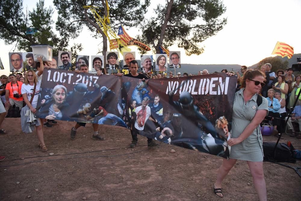 Una multitud omple Lledoners com mai en la vigília de 1-O