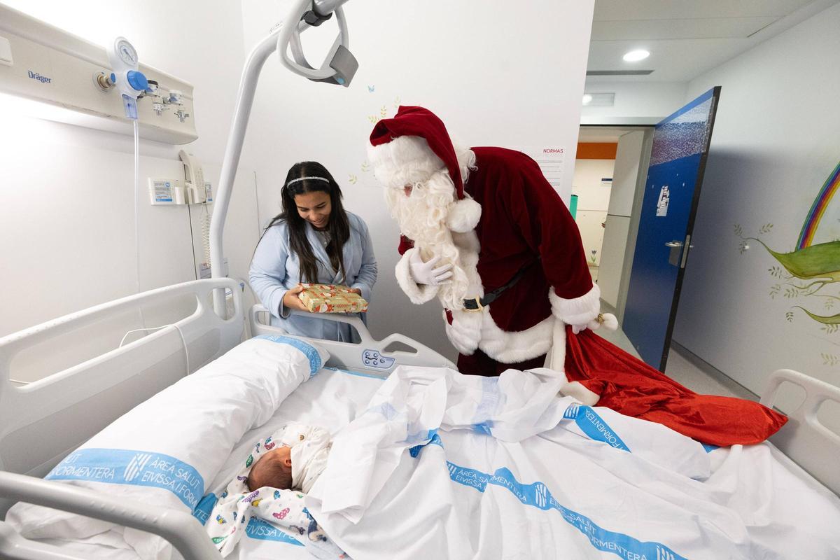 Todas las imágenes de la visita de Papá Noel al hospital Can Misses