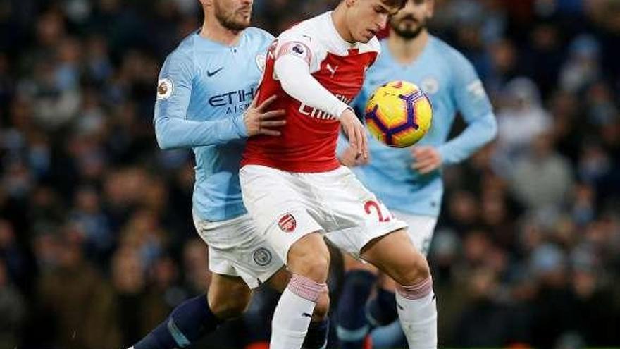 Denis Suárez controla un balón. // Reuters