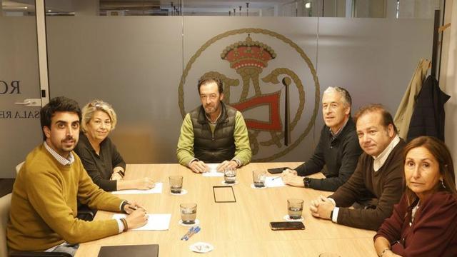 José María Landa, en el centro, ayer, durante un encuentro en el club. | ÁNGEL GONZÁLEZ