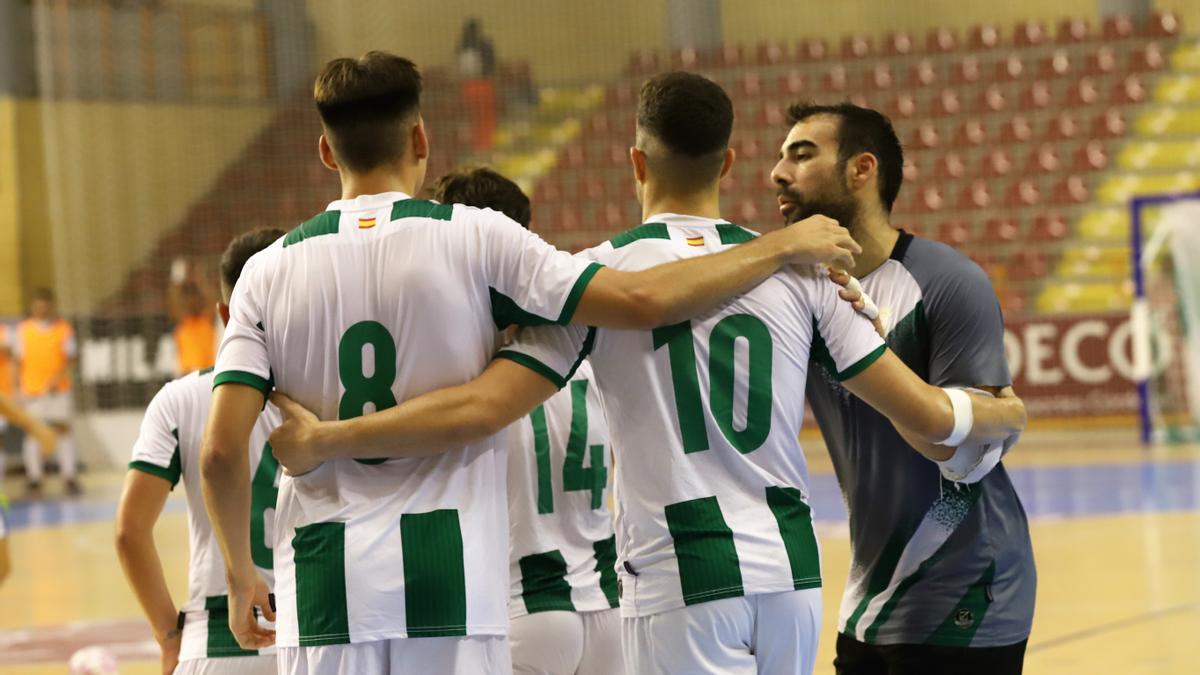 Jugadores del Córdoba Futsal celebran un gol ante el Betis en Vista Alegre.