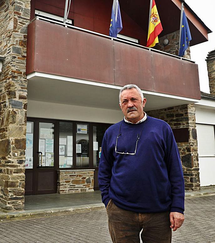 L&#039;alcalde del conceyu, José Valledor, delantre del Consistoriu.