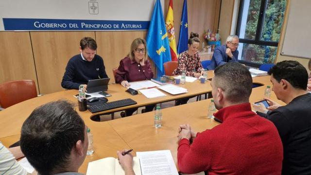 Lydia Espina, nel centru, nel conceyu del comité de direiciones d'Infantil y Primaria. | PRINCIPÁU