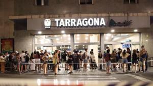 Lestació de Tarragona, precintada per la gentada que espera un tren per marxar després de leclipsi