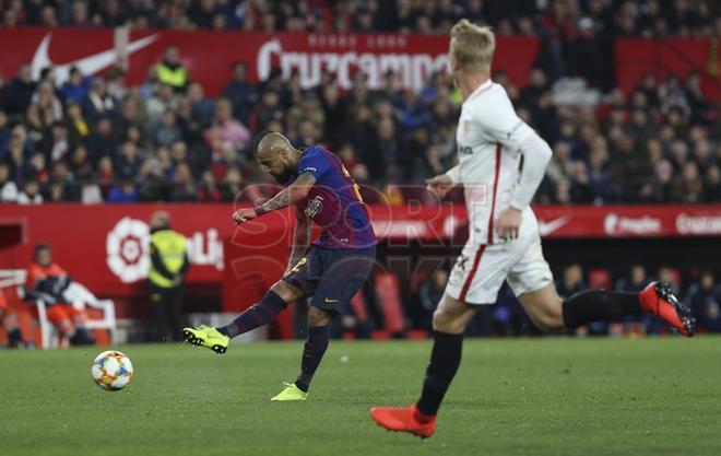 Sevilla FC, 2 - FC Barcelona, 0 Arturo Vidal disputando el balón.