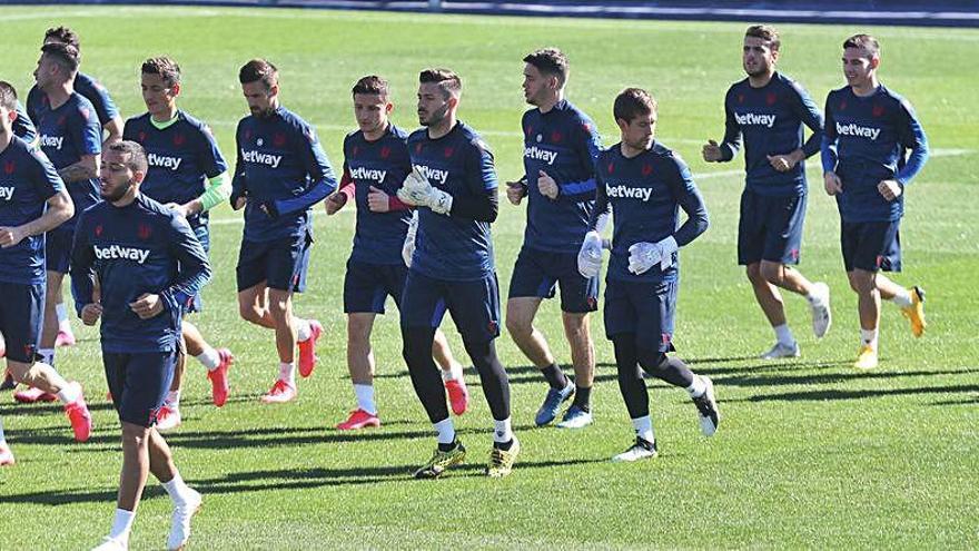 Los jugadores entrenando en el Ciutat.