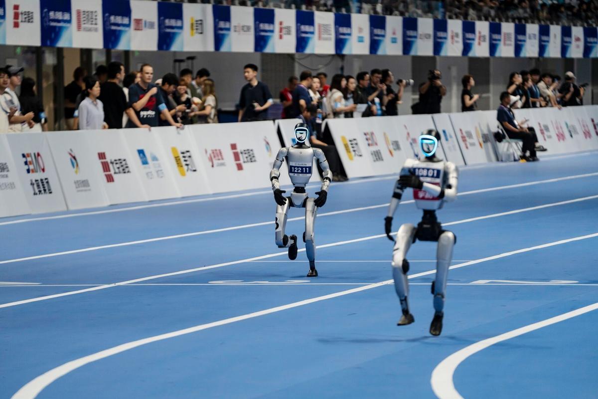 Robots humanoides compiten en la carrera de 1500 metros durante los Juegos Mundiales de Robots Humanoides en Pekín, China, el viernes 15 de agosto de 2025. El evento se celebra hasta el 17 de agosto. Fotógrafo: Qilai Shen/Bloomberg