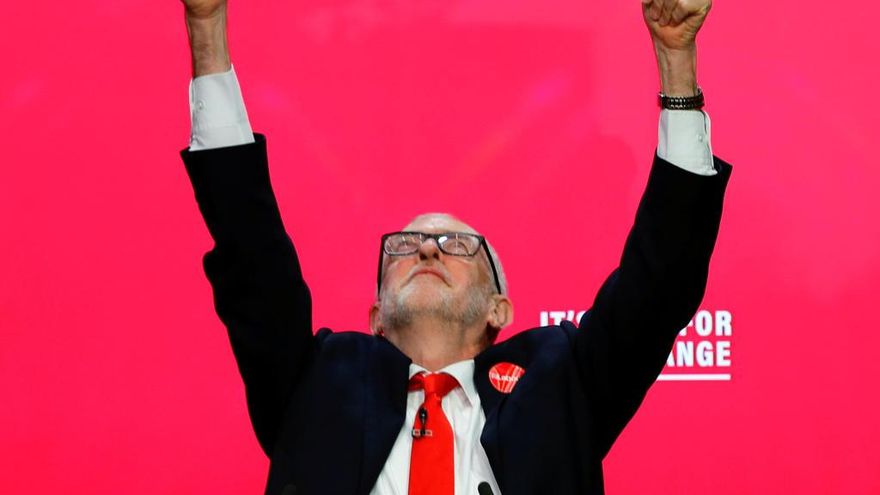 Jeremy Corbyn gesticula durante la presentación.