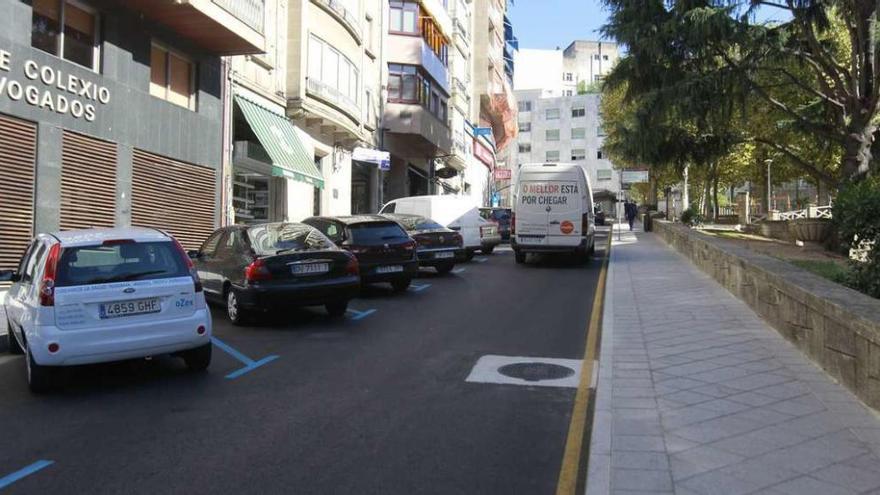 Los vehículos dejarán de aparcar en batería para evitar los problemas que se produjeron en la calle Concejo. // Jesús Regal