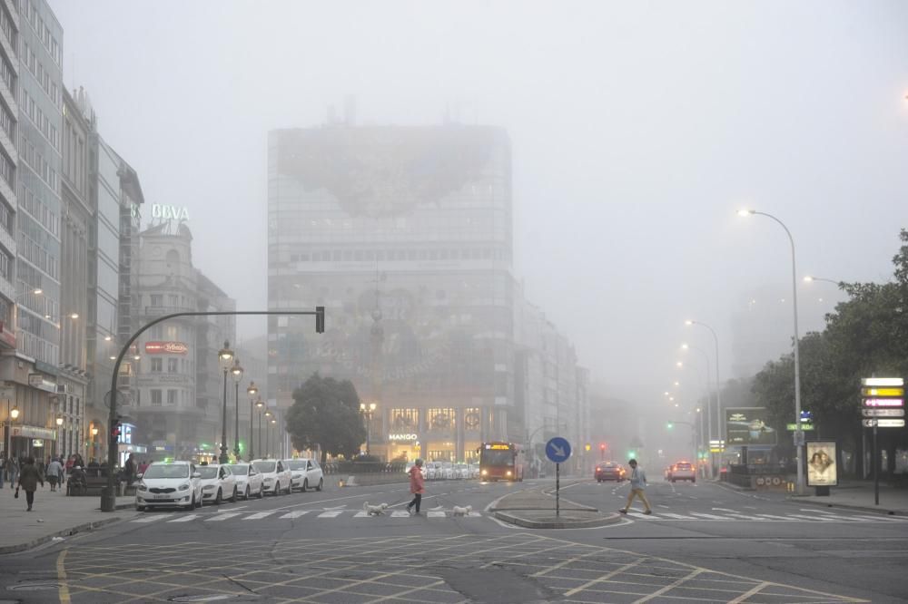 La niebla cubre, un día más, la ciudad de A Coruña