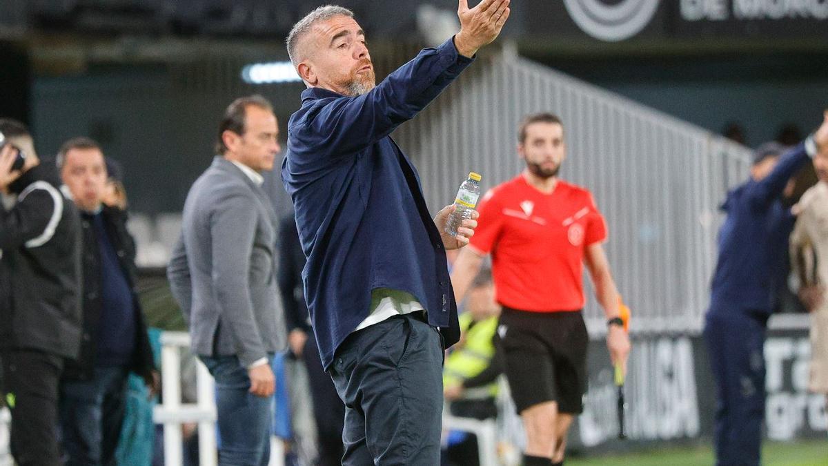 Javi Rey da órdenes a su equipo desde la banda