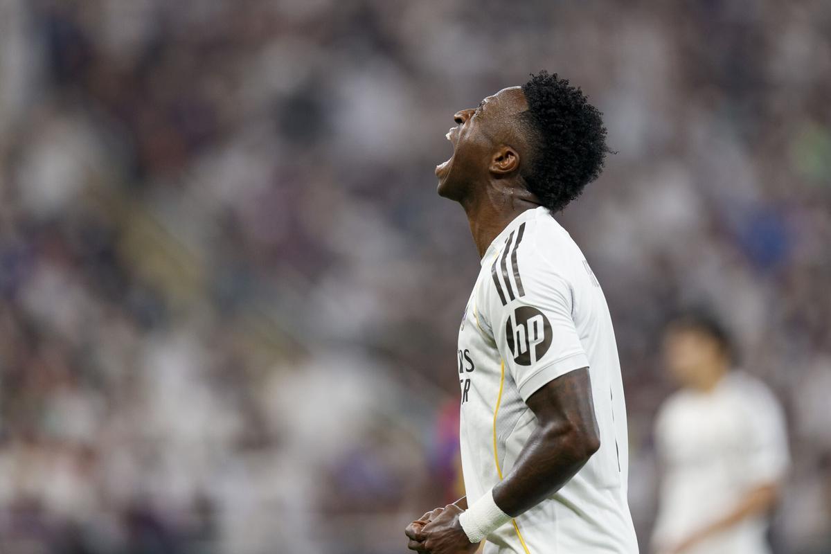 YEDA (ARABIA SAUDÍ), 11/01/2026.- El delantero del Real Madrid Vinícius Jr durante la final de la Supercopa de España entre el FC Barcelona y el Real Madrid, este domingo en el estadio Ciudad Deportiva del Rey Abdalá de Yeda (Arabia Saudí). EFE/ Kai Försterling
