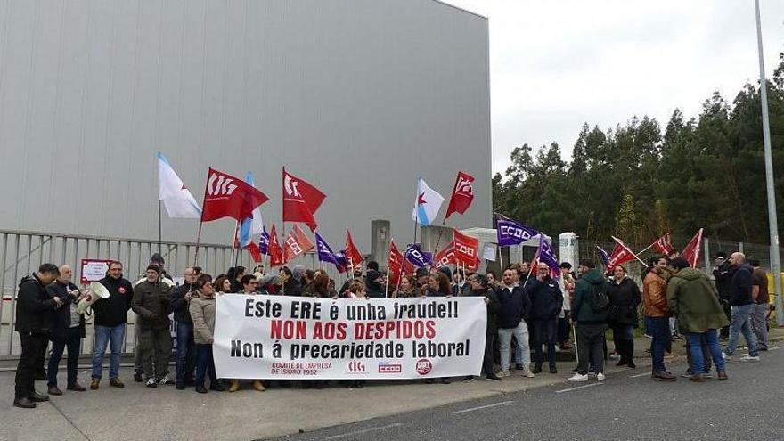 Protesta de trabajadores de Isidro 1952 (antigua Isidro de la Cal) ante la nave de Espíritu Santo, en Cambre.