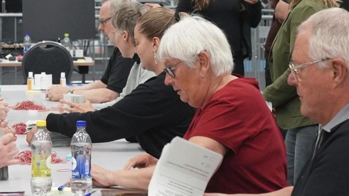 Recompte de vots en un centre de Reykjavík. | WENG XINYA / EUROPA PRESS