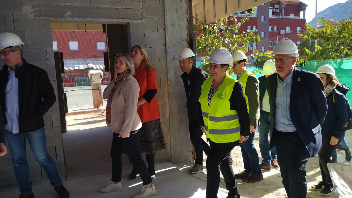 La consellera ha visitado las obras del nuevo aulario de infantil del colegio Pou de la Muntanya de Dénia