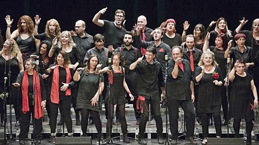 Les dues formacions a l&#039;escenari del Kursaal, dissabte a la nit